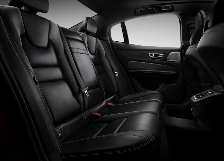 Интерьер Volvo S60 T6 R-Design 2018 года  (WW) (фото 24 из 63)